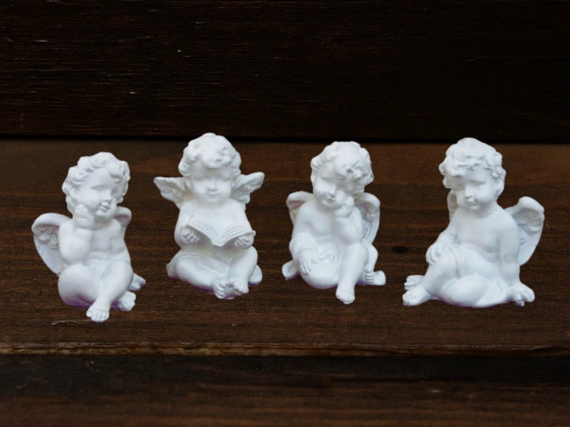 Anděl bílý ležící, 2 designy, 4ks set, 8 cm