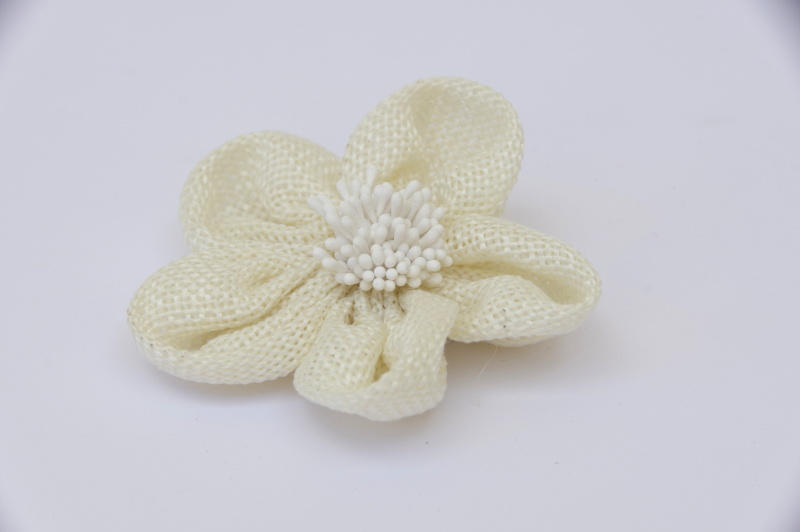 Jutová květina, bílý střed, 7.8cm