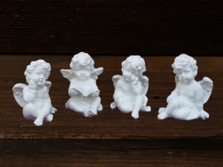 Anděl bílý ležící, 2 designy, 4ks set, 8 cm